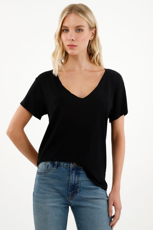 Camiseta negra cuello V para mujer