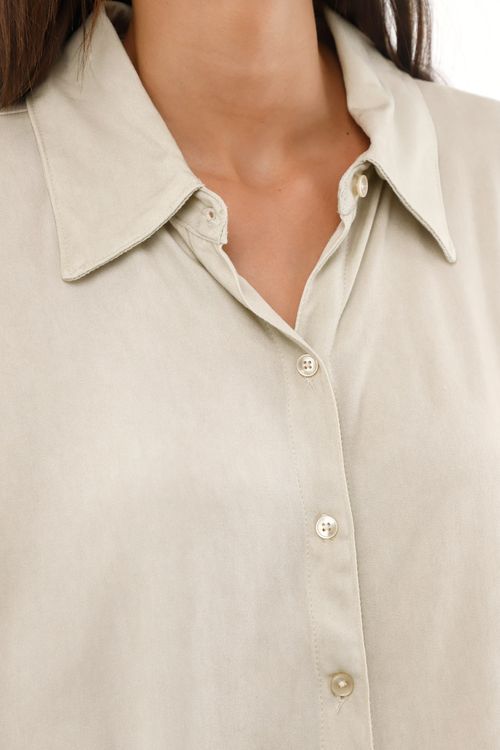 Camisa gris de cuello clásico para mujer