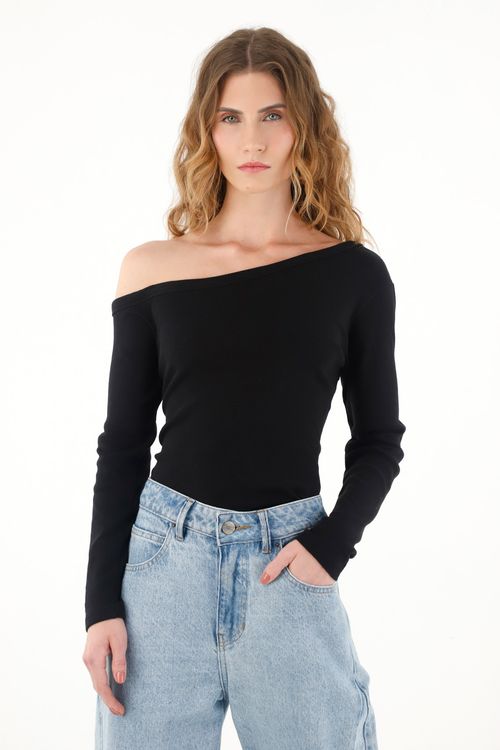 Camiseta negra con escote asimétrico para mujer