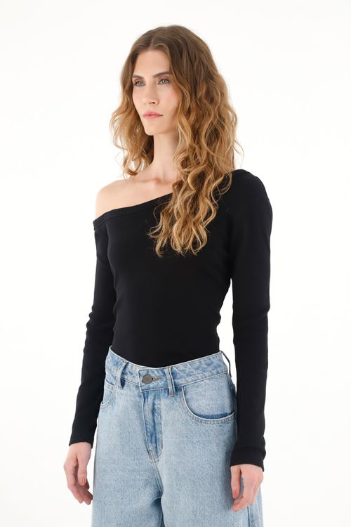 Camiseta negra con escote asimétrico para mujer