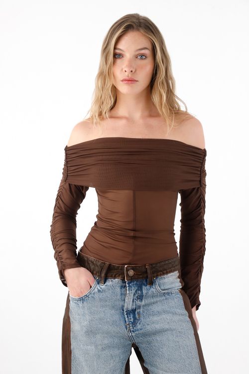 Camiseta con escote bandeja café para mujer