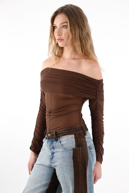 Camiseta con escote bandeja café para mujer