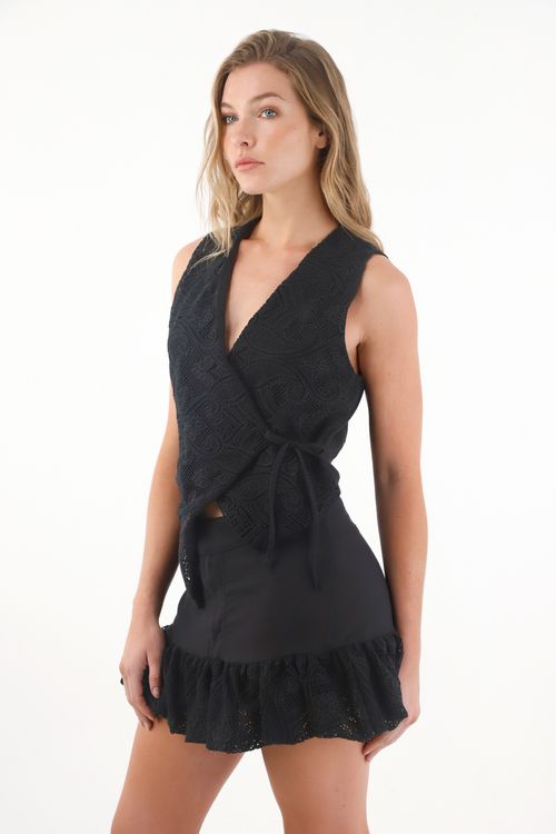 Camisa tipo chaleco bordada negra para mujer